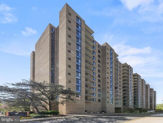 4500 S Four Mile Run Dr in Arlington, VA - Building Photo - Building Photo