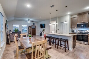 108 Arrowhead Dr in Sanger, TX - Building Photo