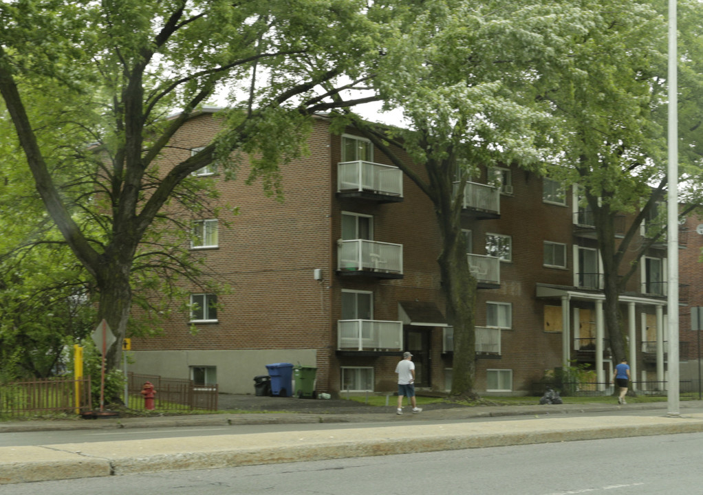 6131-6135 Léger in Montréal, QC - Building Photo