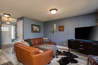 1026 E 15th St in Lafayette, OR - Foto de edificio - Building Photo