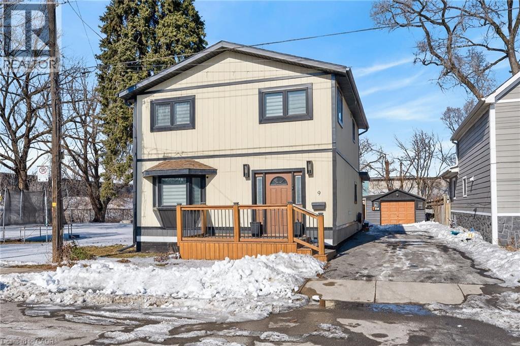 9 Bayside Ave in Hamilton, ON - Building Photo