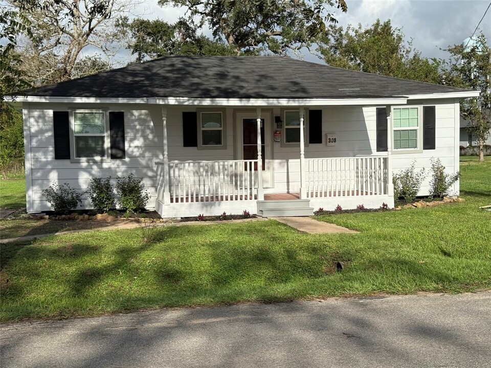 308 N Martin Luther King St in Sweeny, TX - Building Photo