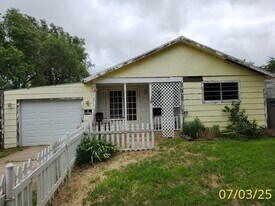 724 N Dwight St in Pampa, TX - Building Photo