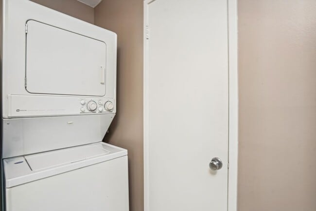 8370 Greensboro Dr in McLean, VA - Foto de edificio - Building Photo