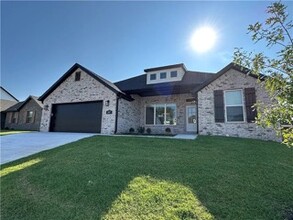 2807 S Angels Rd in Fayetteville, AR - Foto de edificio - Building Photo