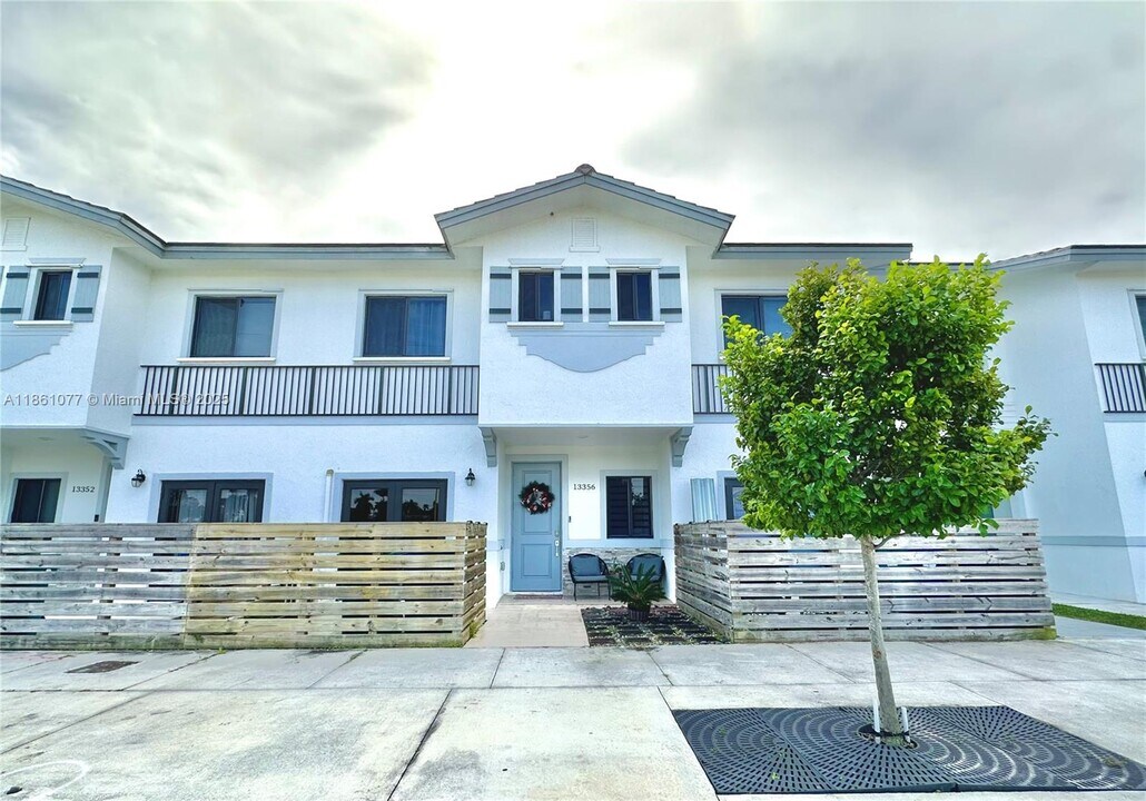 13356 Tropical Ave in Princeton, FL - Foto de edificio