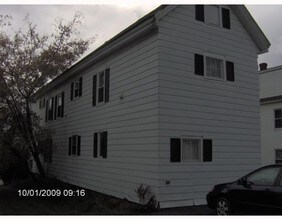 24 Sylvan Ave in Lewiston, ME - Foto de edificio - Building Photo