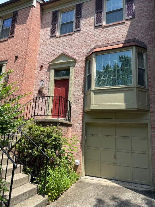 226 Lynn Manor Dr in Rockville, MD - Building Photo