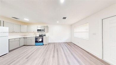 3016 NW 2nd St, Unit 1 in Pompano Beach, FL - Foto de edificio - Building Photo