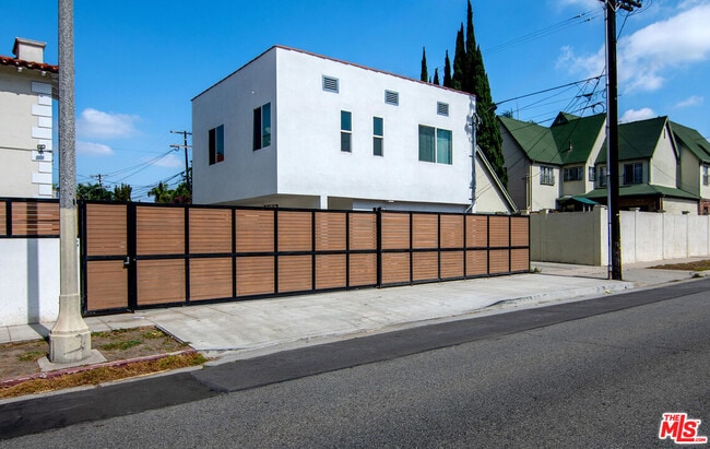 5537 W 3rd St in Los Angeles, CA - Building Photo - Building Photo