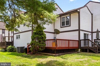284 Oakwood Village Ct in Glen Burnie, MD - Building Photo - Building Photo