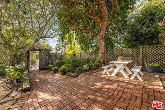 2429 Beverley Ave in Santa Monica, CA - Building Photo - Building Photo