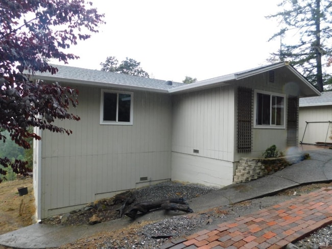 25922 Tucker Ln in Willits, CA - Building Photo - Building Photo