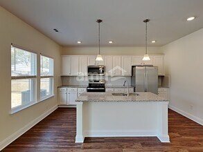 1356 Lomond Dr in Nashville, TN - Foto de edificio - Building Photo