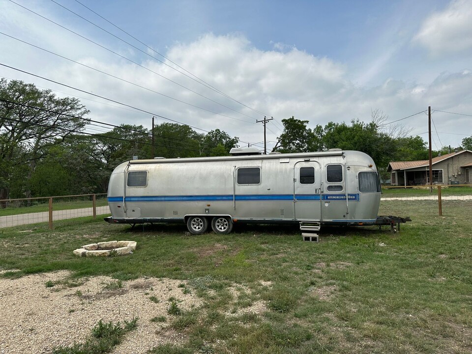 123 Center Point River Rd in Center Point, TX - Foto de edificio