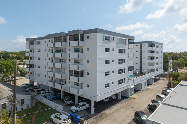 Sun Haven Towers in Hollywood, FL - Foto de edificio - Building Photo