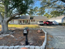 9408 Octavia Ln in Navarre, FL - Building Photo