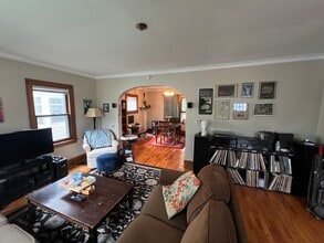 1300 W Barnes Ave in Lansing, MI - Foto de edificio - Building Photo