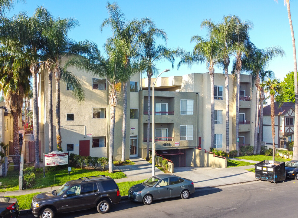 Sylvan Apartments in Van Nuys, CA - Foto de edificio