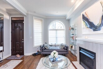 3363 S Giles Ave in Chicago, IL - Building Photo - Building Photo