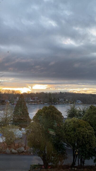 576 Otterhole Rd in West Milford, NJ - Building Photo