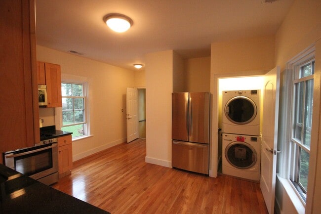 19 Prescott St, Unit 2 in Somerville, MA - Foto de edificio - Building Photo