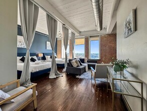 555 Evergreen St in Dallas, TX - Building Photo - Building Photo