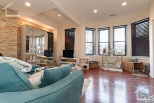 1207 Beacon St in Brookline, MA - Building Photo