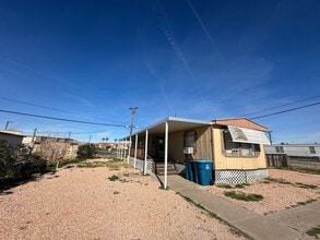201 Shoshone Ln in Henderson, NV - Building Photo - Building Photo