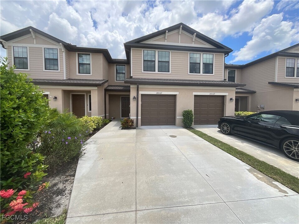 14067 Oviedo Pl in Tice, FL - Building Photo