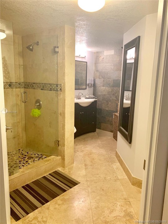 18340 NW 68th Ave-Unit -B in Hialeah, FL - Foto de edificio
