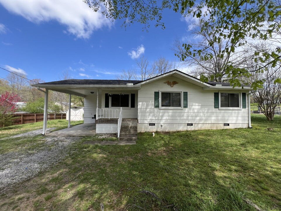 1000 Linda Ln in Springfield, TN - Building Photo