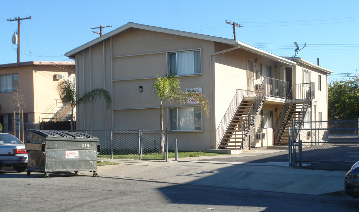 214-220 Vecino Dr in Covina, CA - Foto de edificio