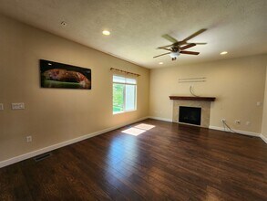 166 E Vista Way in North Salt Lake, UT - Building Photo - Building Photo