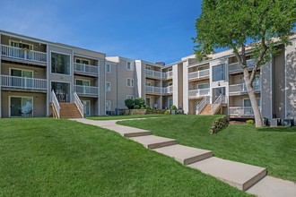 Grover Square Apartments in Omaha, NE - Building Photo - Building Photo