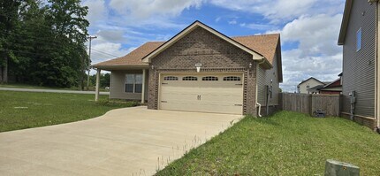 1001 Whitney Dr in Clarksville, TN - Building Photo - Building Photo