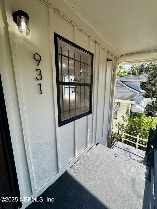 property at 929 W 27th St