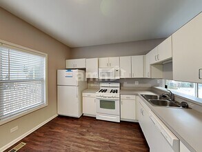 2417 Deerfield Dr in Aurora, IL - Building Photo - Building Photo