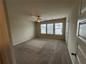 376 Pernell Dr in Hampton, GA - Foto de edificio - Building Photo