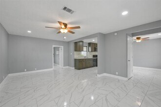 1913 Scarborough Ln in Pasadena, TX - Building Photo - Building Photo