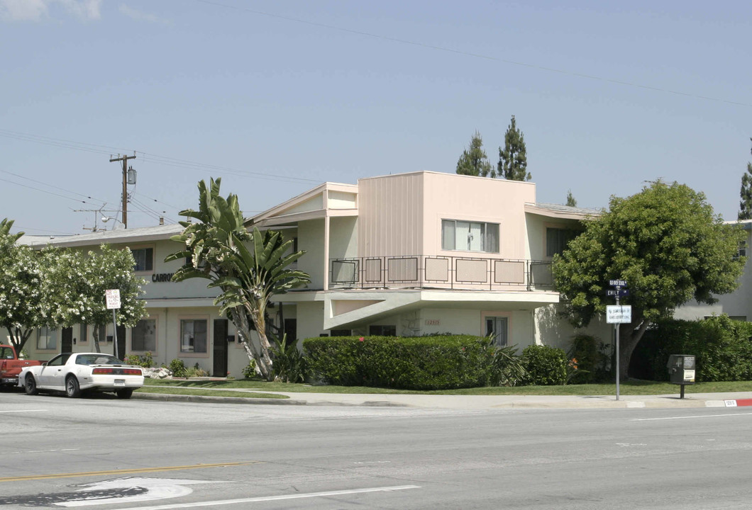 Carrouse in Downey, CA - Foto de edificio