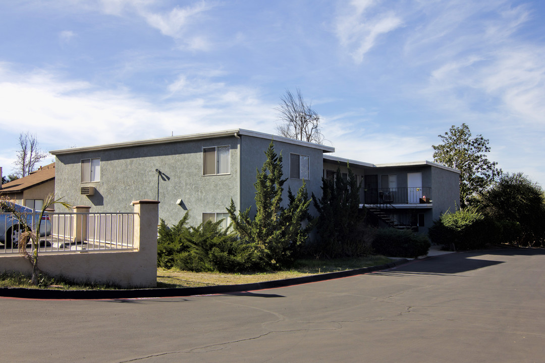 Pecan Apartments in Escondido, CA - Foto de edificio