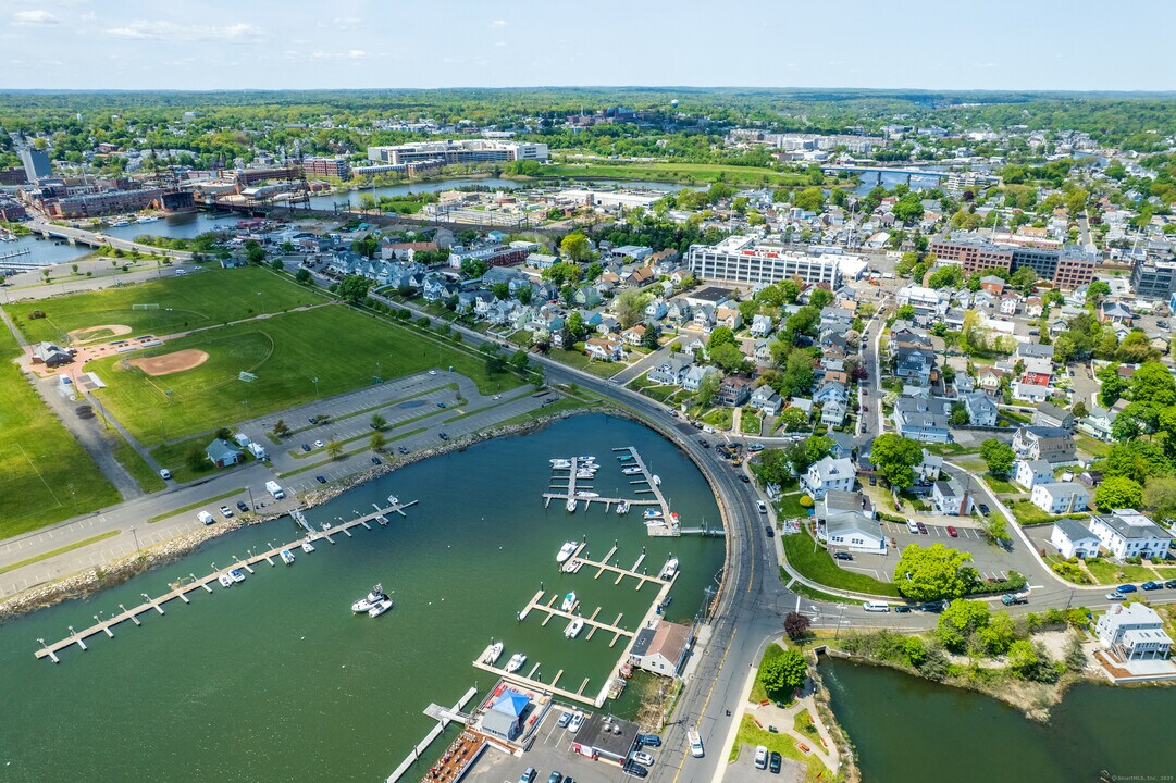 33 Seaview Ave in Norwalk, CT - Building Photo