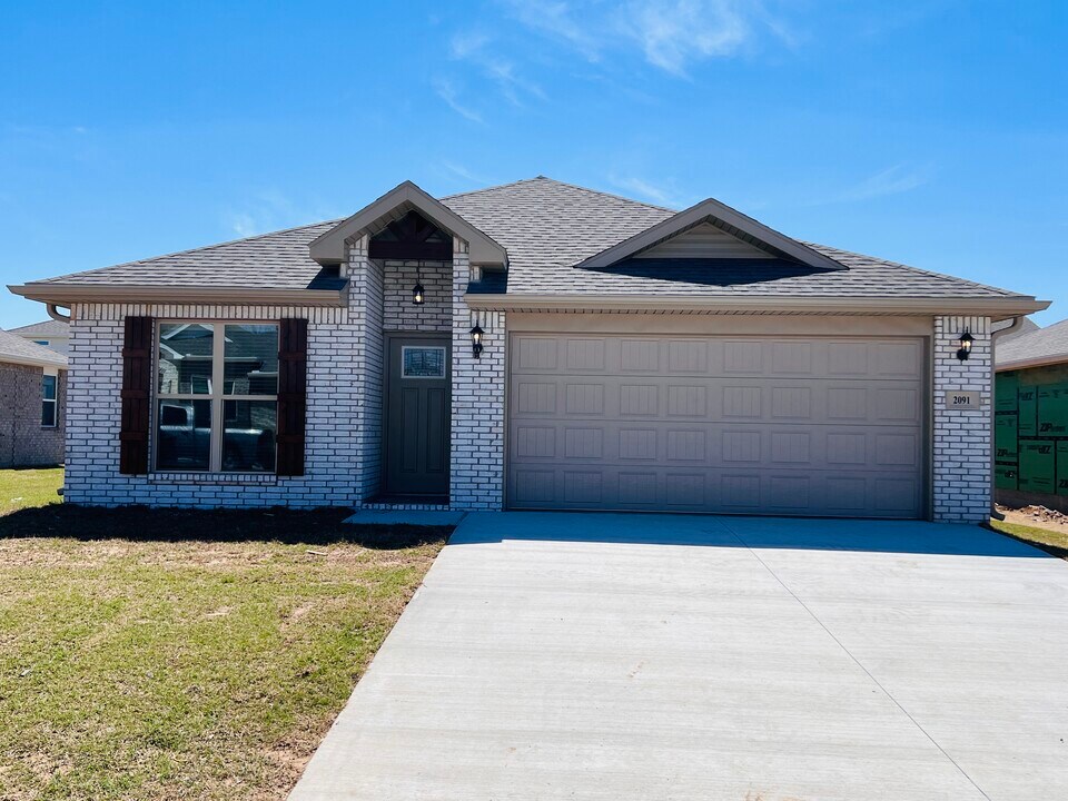 2091 Bluestem Dr in Centerton, AR - Building Photo