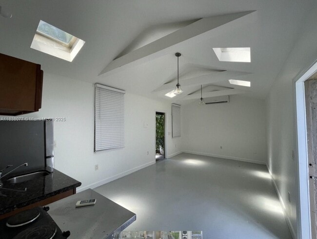 118 NW 24th St in Miami, FL - Building Photo - Building Photo