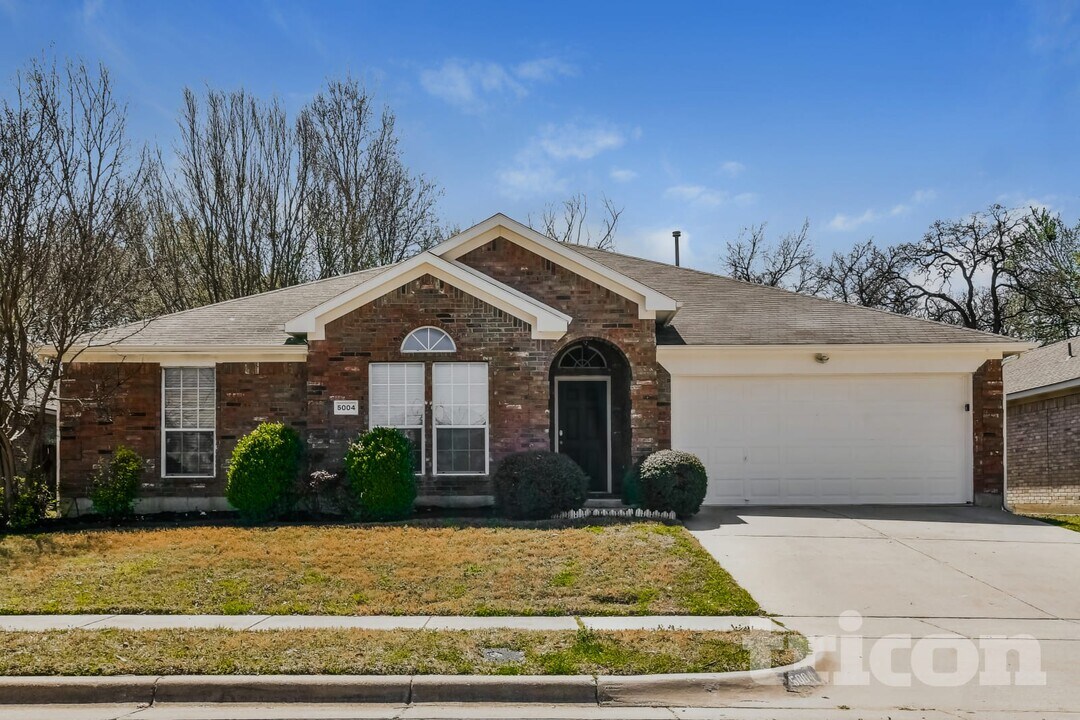 5004 Saddlehorn Dr in Arlington, TX - Foto de edificio