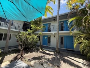 7441 SW 59th Pl in South Miami, FL - Foto de edificio - Building Photo