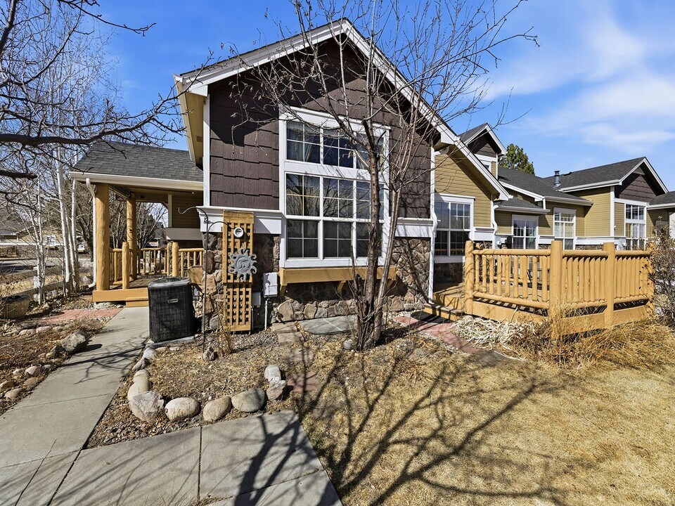 Beautiful 4-Bedroom Townhome With Finished Basement & 2 Full Kitchens! in Windsor, CO - Building Photo