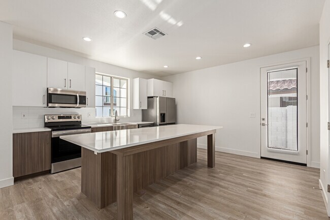 7621 E University Dr in Mesa, AZ - Building Photo - Building Photo