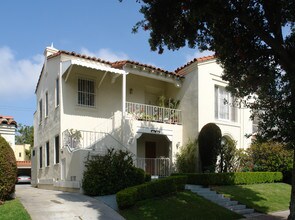 141 N Clark Dr in Beverly Hills, CA - Foto de edificio - Building Photo